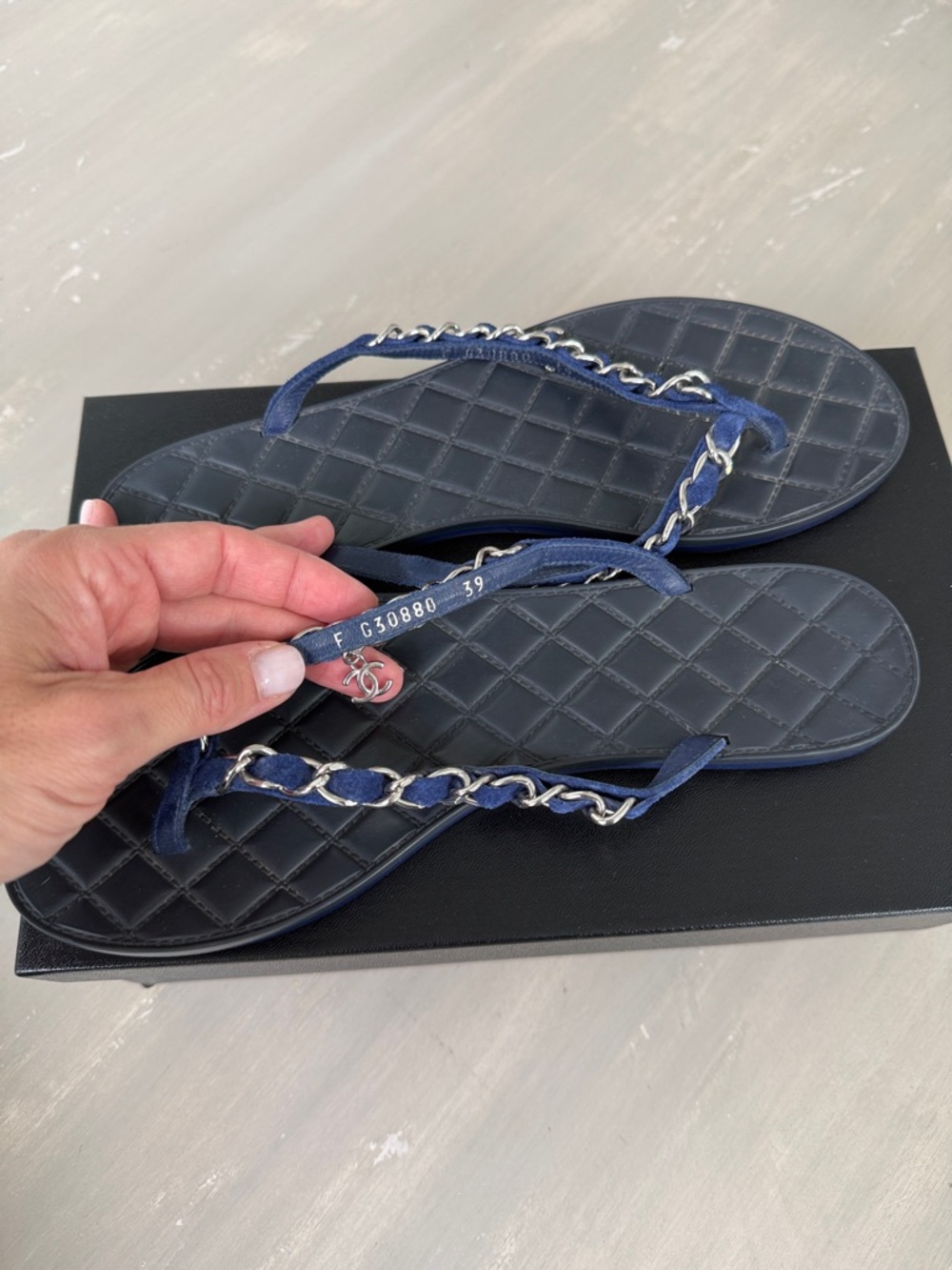 CHANEL Chain Navy Blue Suede Quilted Leather Thong Flip Flop Sandals 39 - Picture 5 of 6